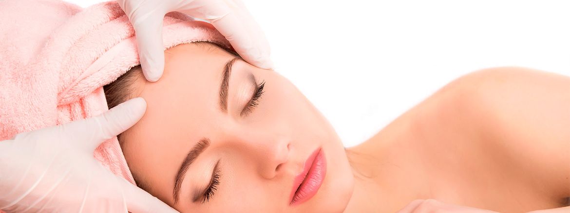 Mujer en tratamiento facial